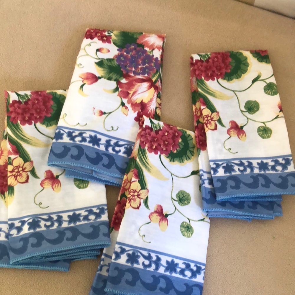 New without tags. Set of 4 napkins.